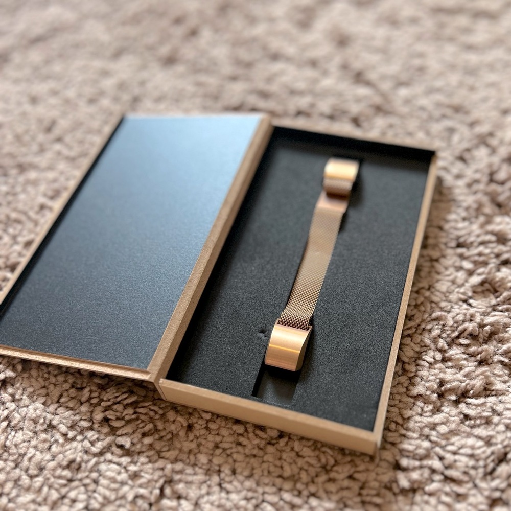 Gold Mesh Fitbit Band - Picture 2 of 4